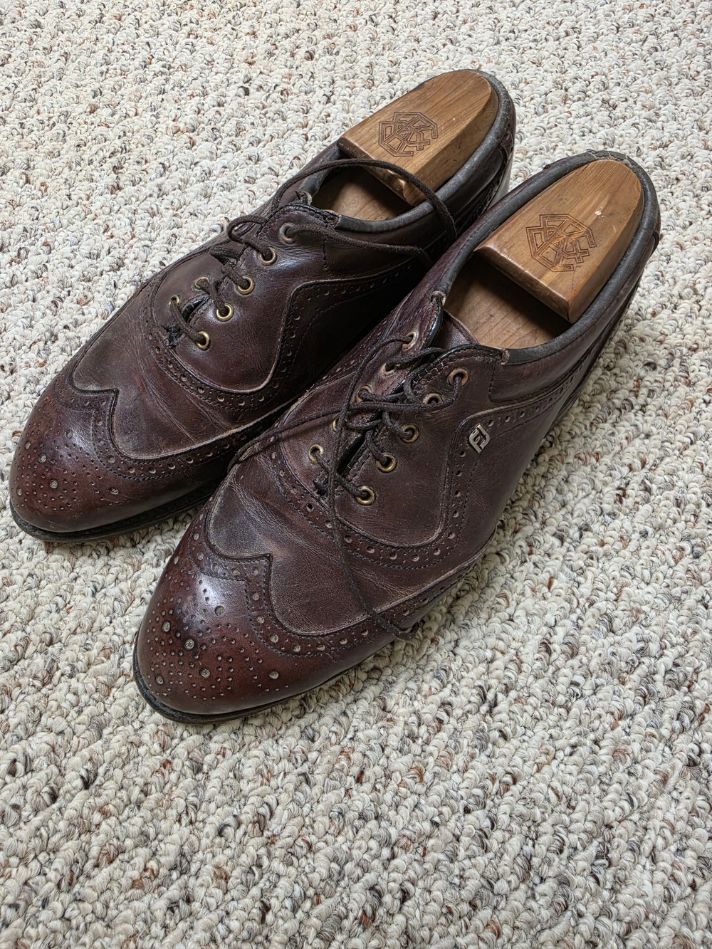 7D Footjoy lace up wingtipped brown golf shoes with wooden shoe trees
